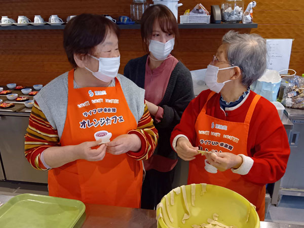 おやつを作る様子